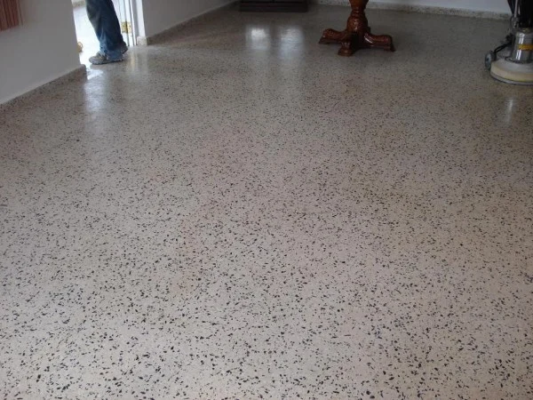 Suelo de terrazo mate antes de un tratamiento de abrillantado en Alicante