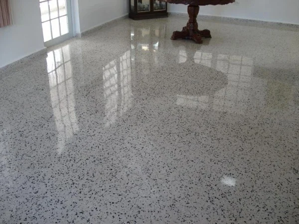 Suelo de terrazo brillante tras un tratamiento de abrillantado en Alicante