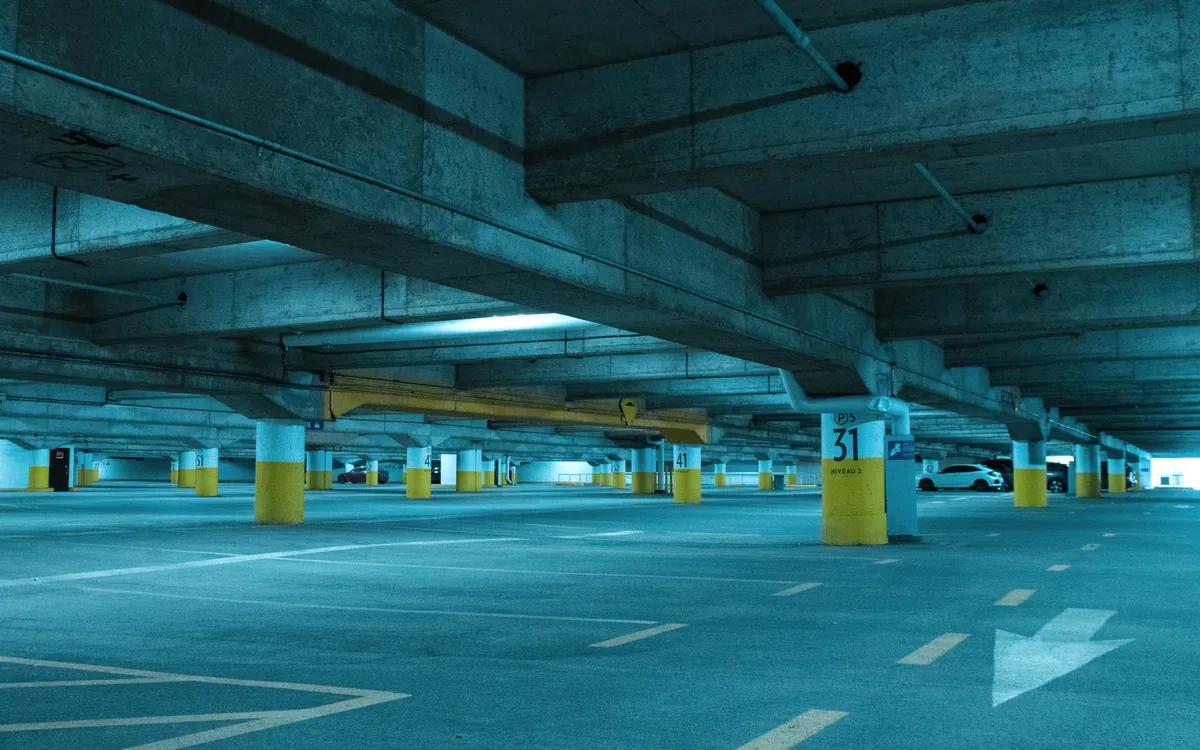 Parking subterráneo con plazas señalizadas y columnas para limpieza de garajes en Alicante
