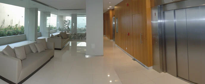 Portal luminoso con pavimento de piedra para limpieza de comunidades en Alicante