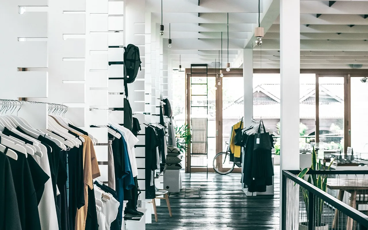 Interior de tienda de ropa con luz natural y suelo cuidado para limpieza de locales en Alicante