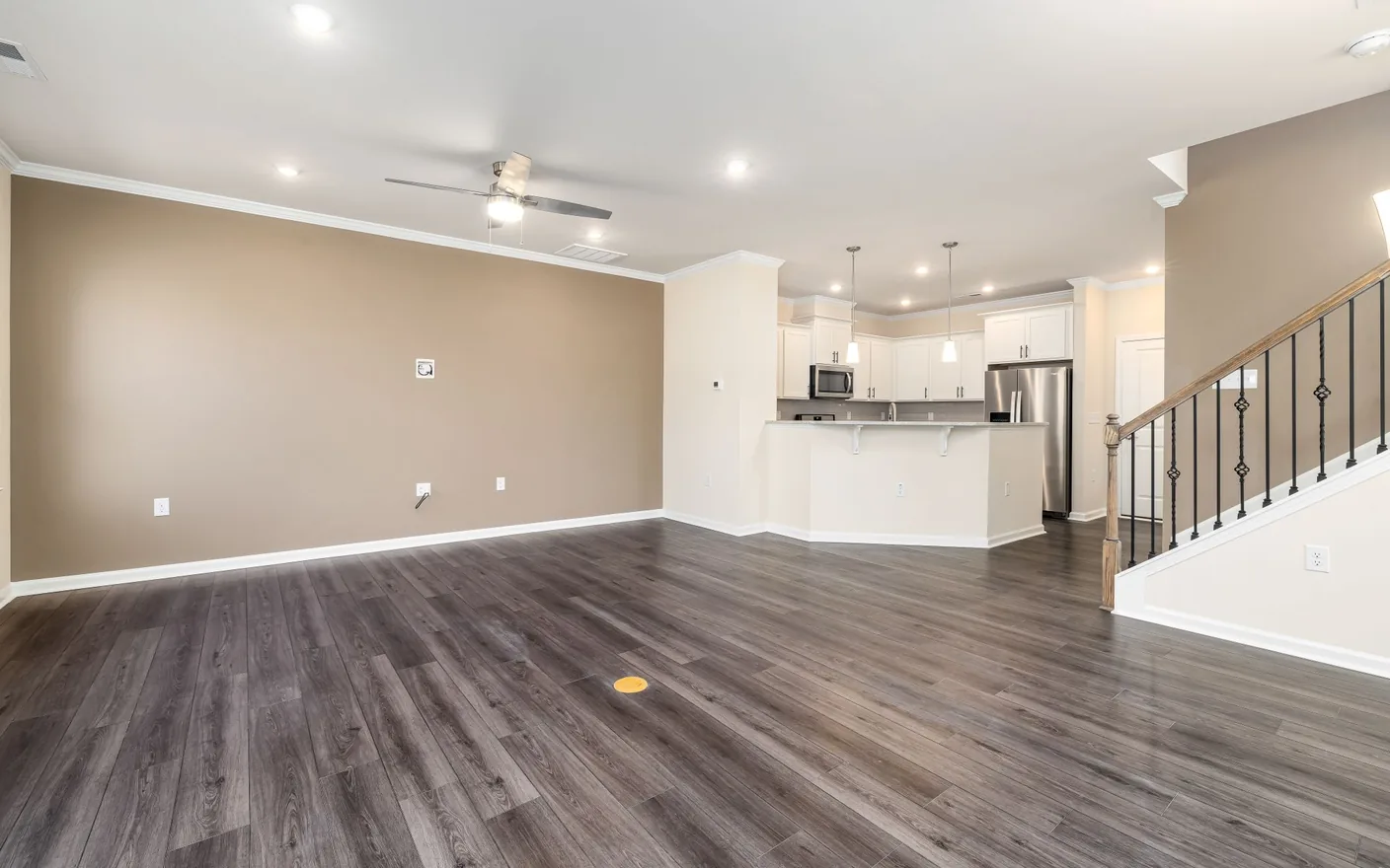 Salón vacío con cocina abierta en vivienda recién terminada para limpieza fin de obra en Alicante