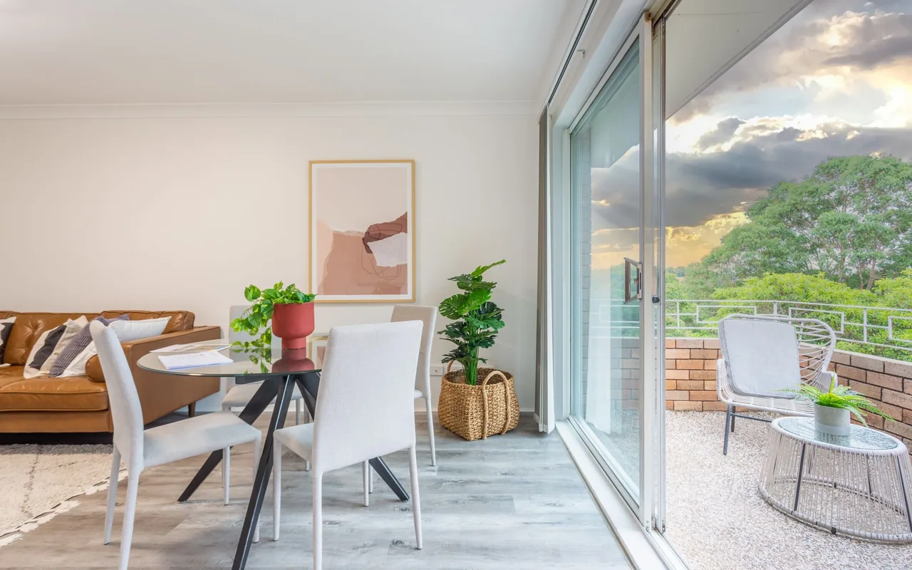 Salón luminoso con terraza y grandes ventanales para limpieza de apartamentos turísticos en Alicante